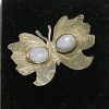 Zilveren vlinder broche gegraveerd met chalcedoon