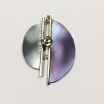 Titanium hanger-broche in zilveren buis gezet